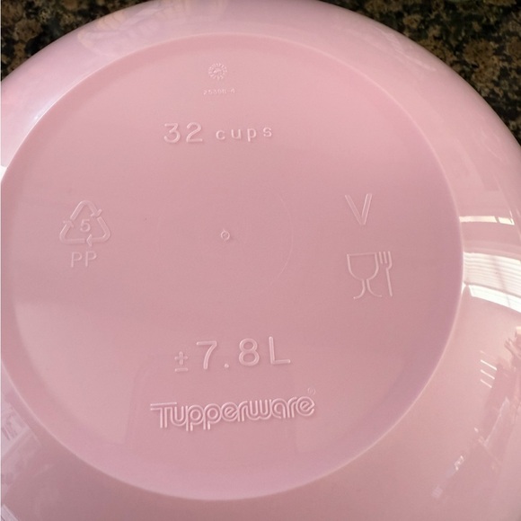 NEW 💗🤍💗 Tupperware Pink Thatsa mega 32 cup bowl with white lid - Picture 3 of 6